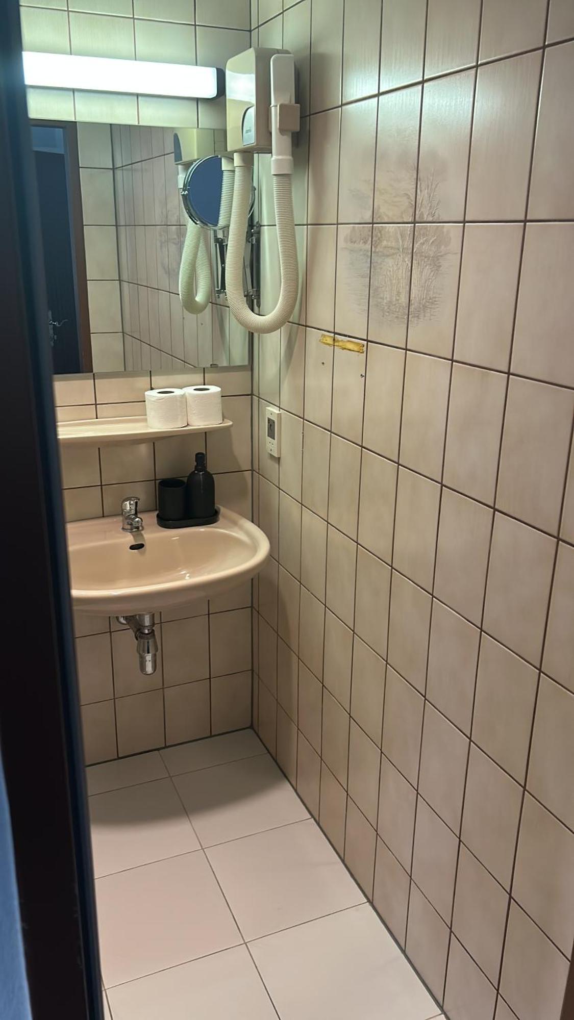 Self-Check-In Hotel Adlon Wenen Buitenkant foto