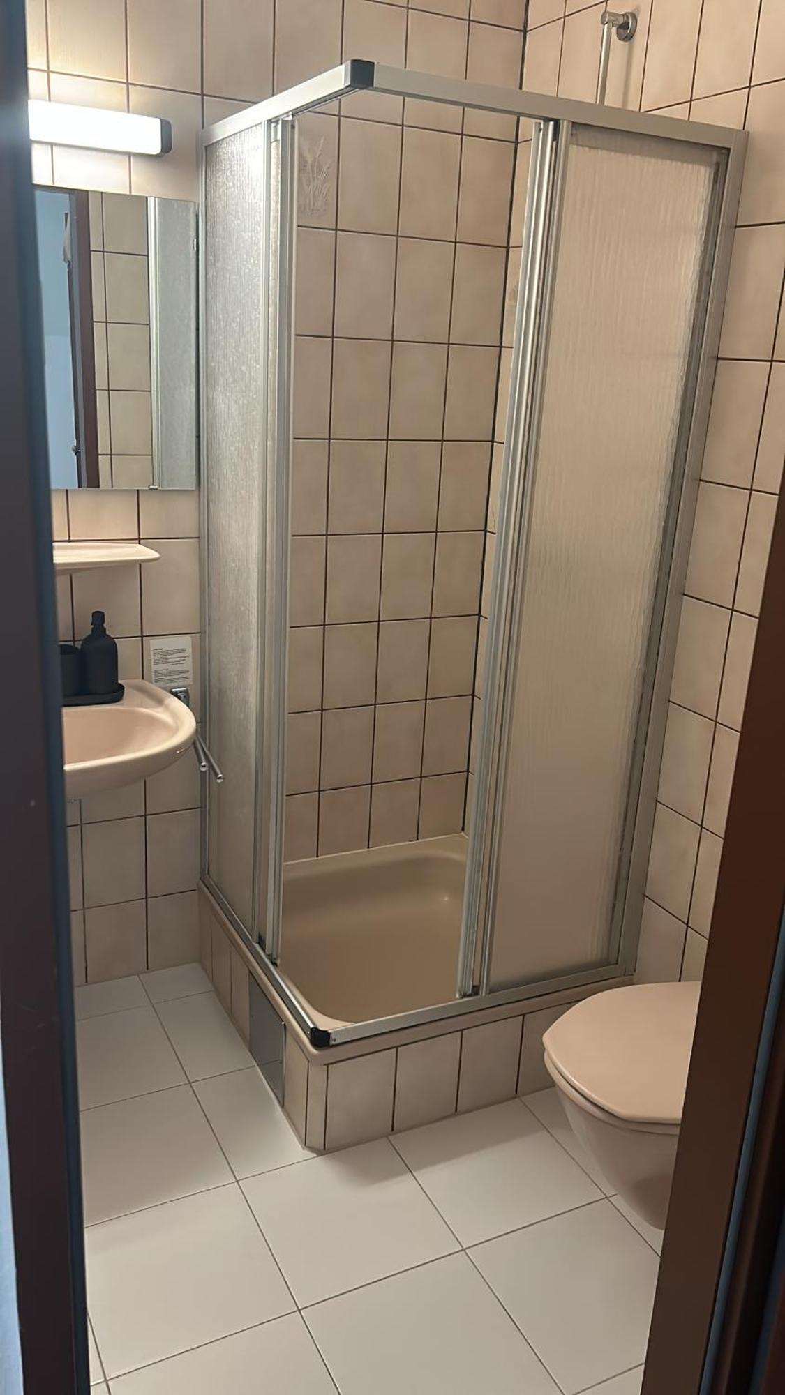 Self-Check-In Hotel Adlon Wenen Buitenkant foto