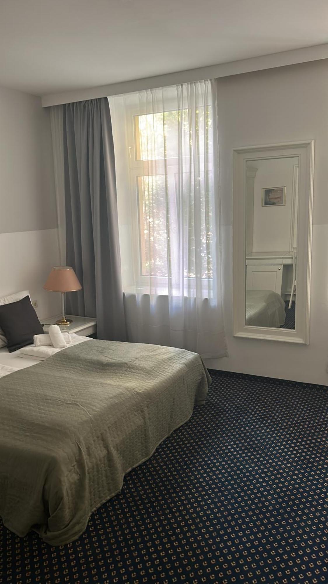 Self-Check-In Hotel Adlon Wenen Buitenkant foto